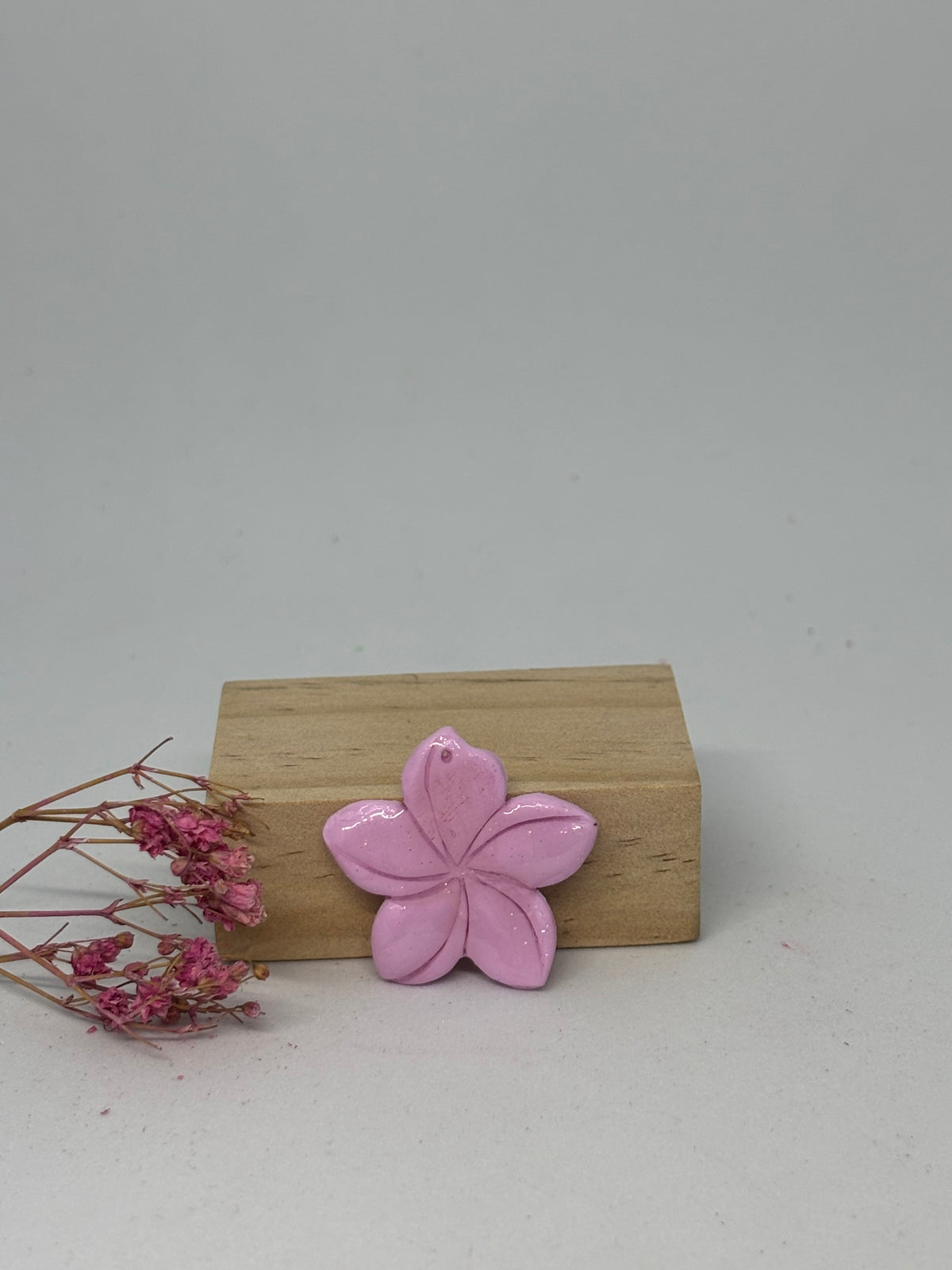 Breloque en pâte fimo - fleur de tiaré 3cm