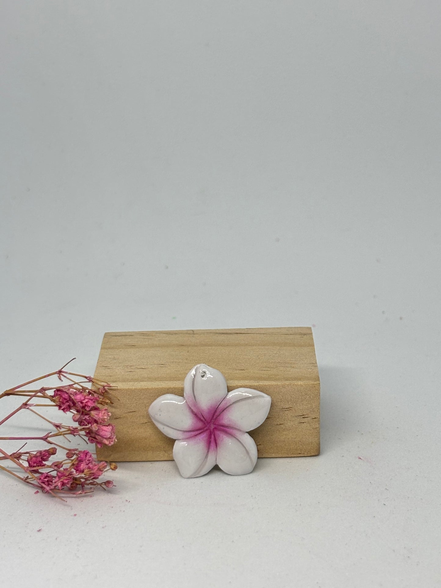 Breloque en pâte fimo - fleur de tiaré 3cm