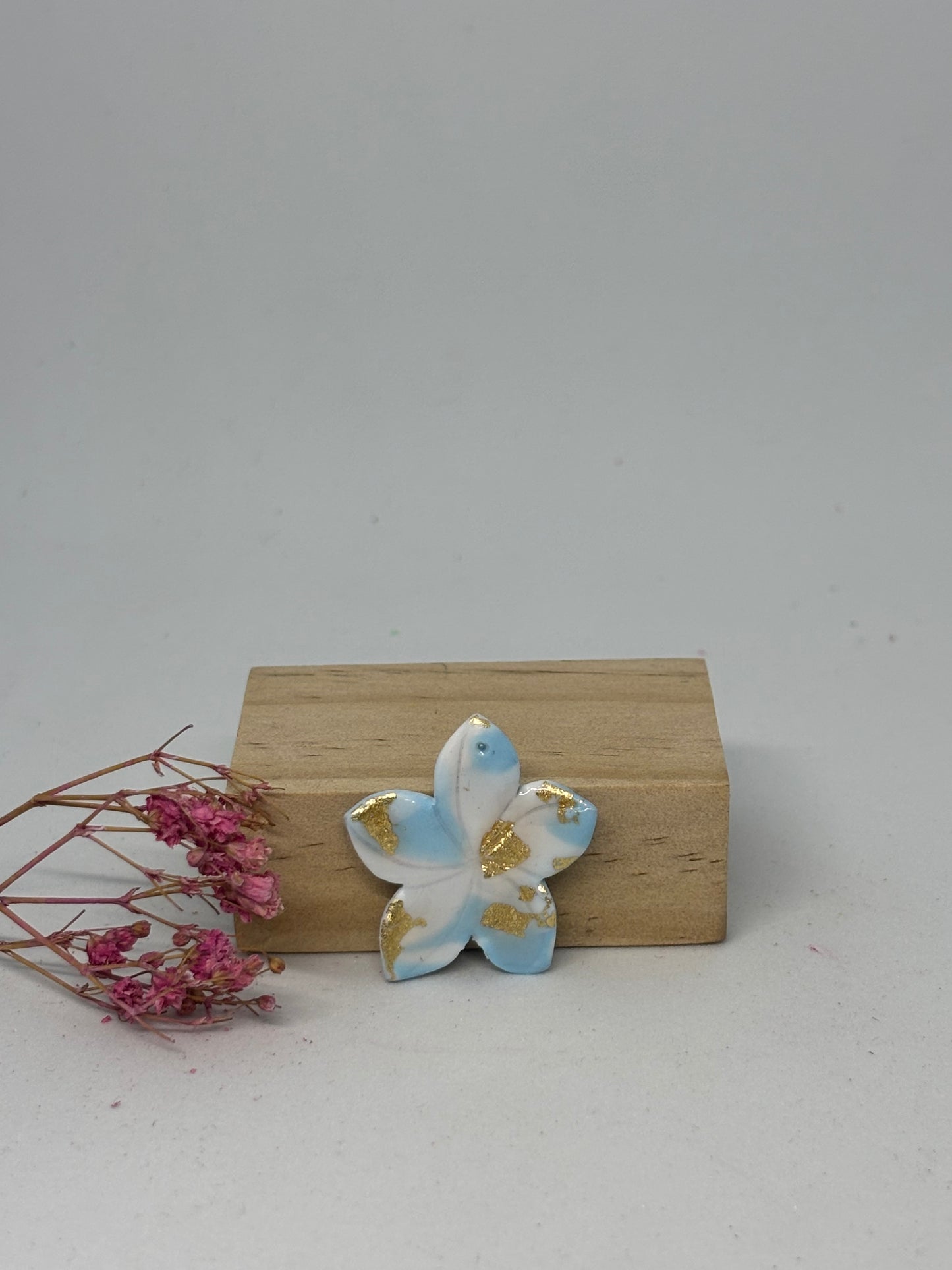Breloque en pâte fimo - fleur de tiaré 3cm