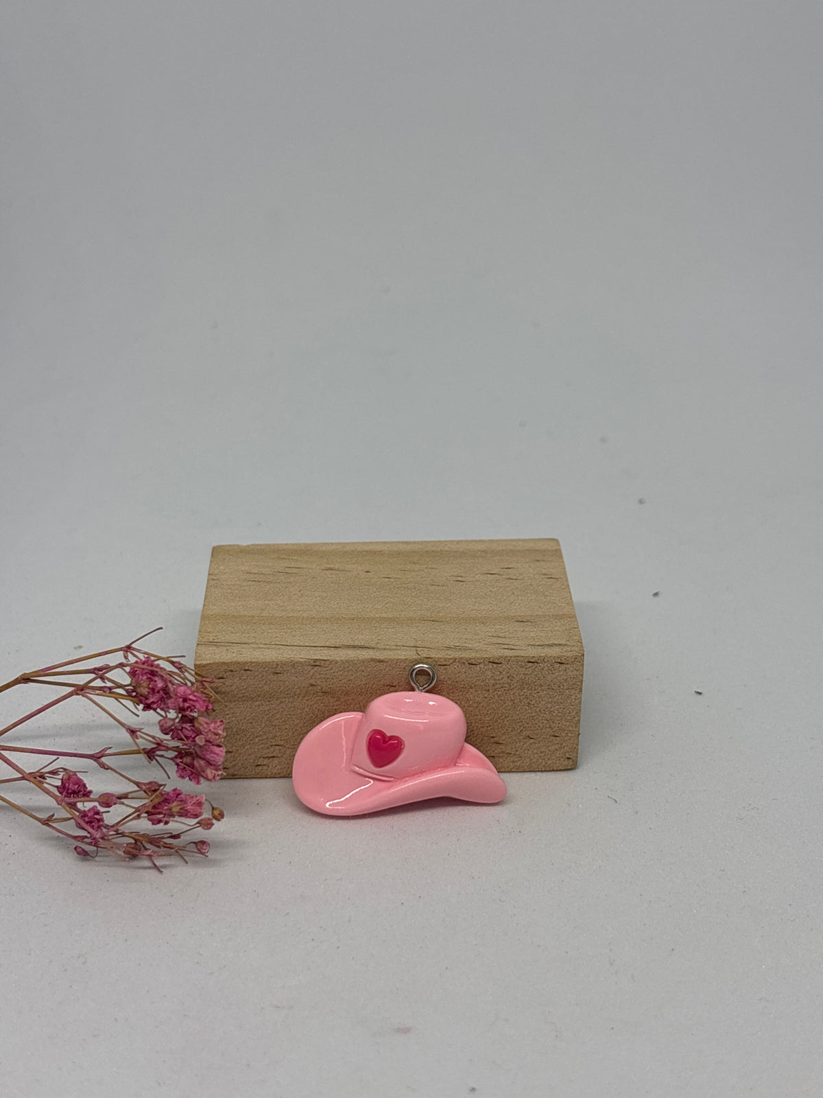 Breloque Chapeau de cow-boy rose 1,7x3cm – Résine 🎀🤠