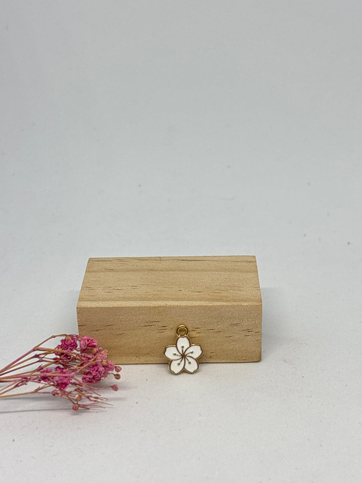 Breloque Fleur de Sakura 1,1 cm – fantaisie 🌸✨