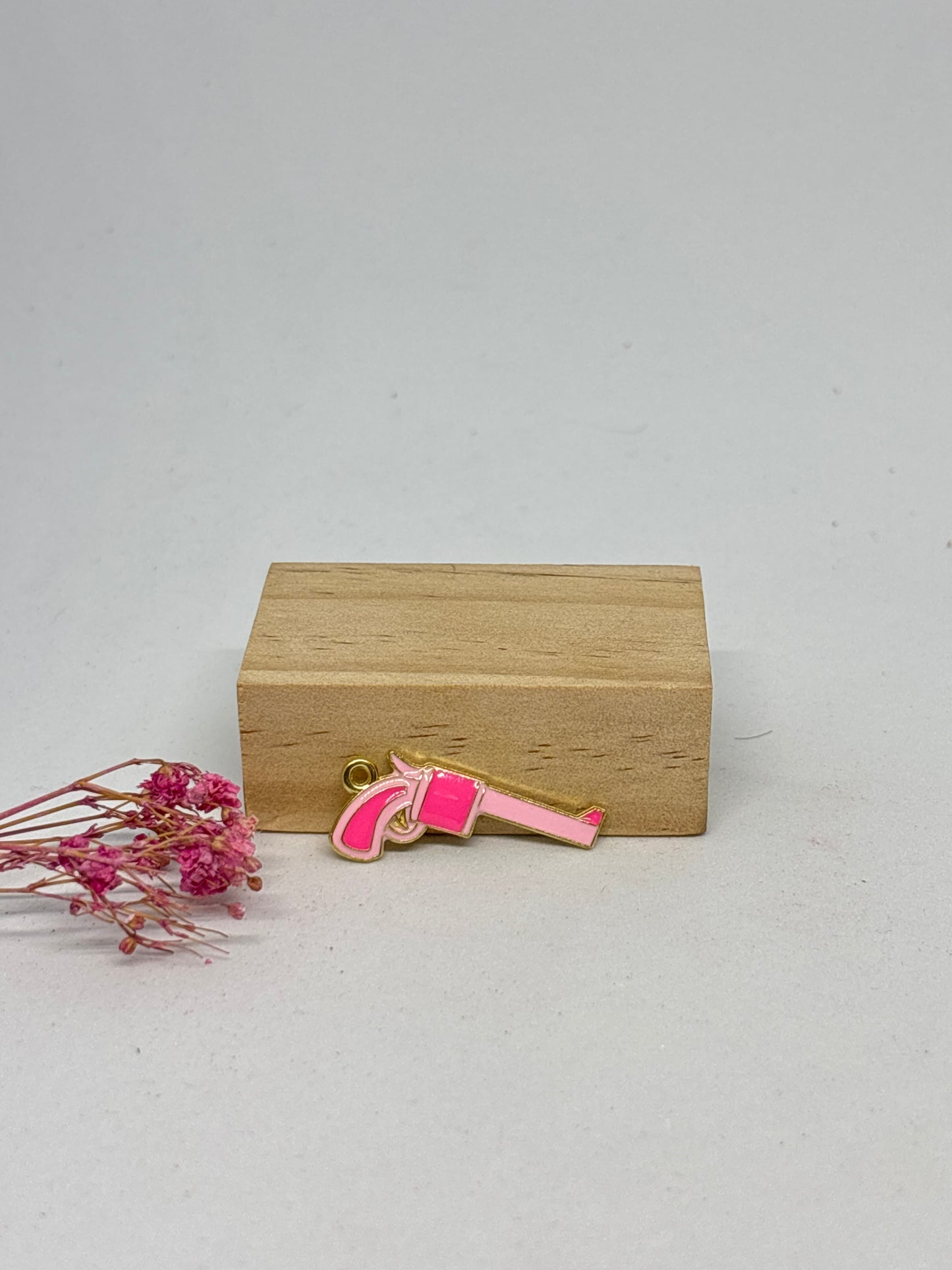 Breloque pistolet rose 3cm - acier inoxydable 🔫