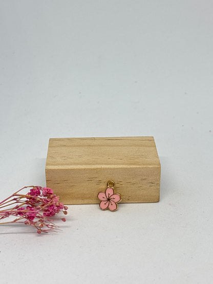 Breloque Fleur de Sakura 1,1 cm – fantaisie 🌸✨