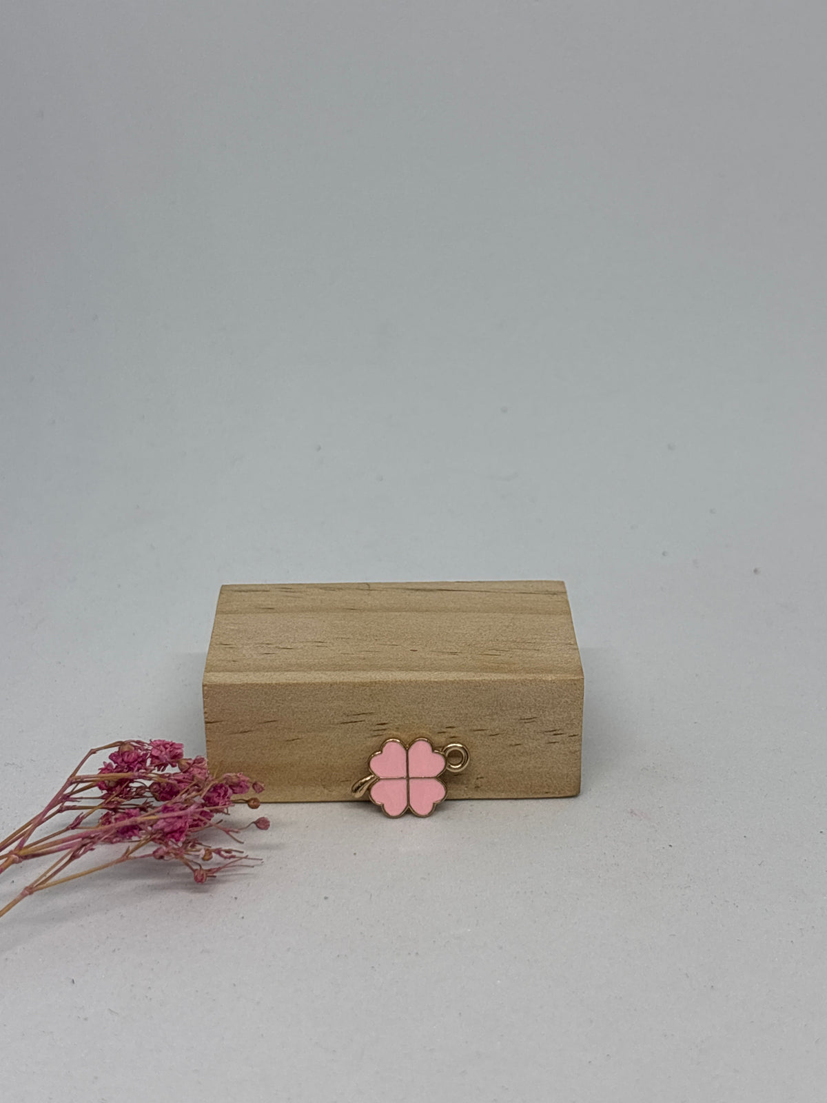 Breloque Trèfle rose 1,5 cm – Acier inoxydable 🍀✨