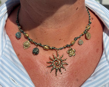 Collier multi-breloques soleil vert - plaqué or 18K