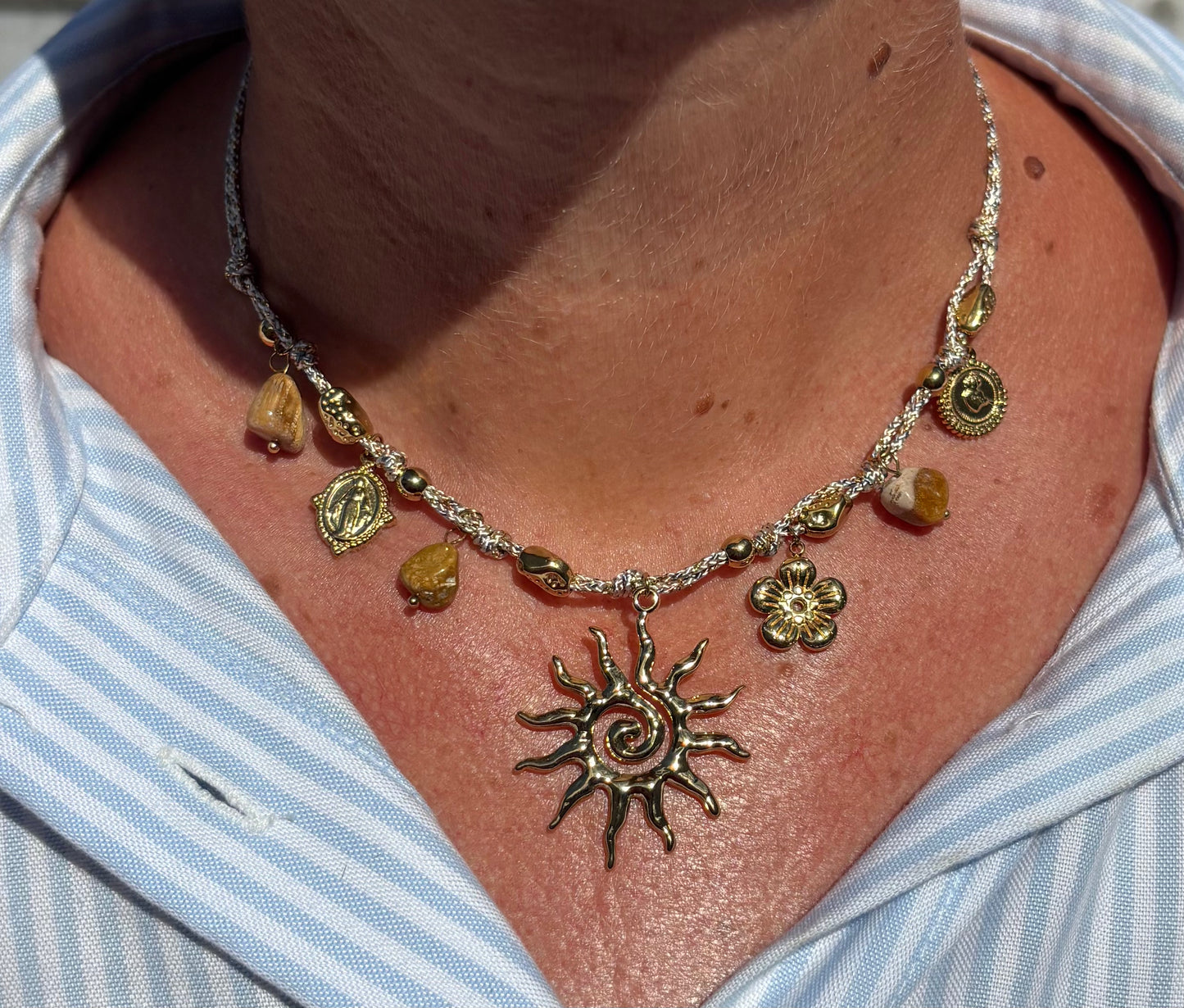 Collier multi-breloque soleil beige - plaqué or 18K