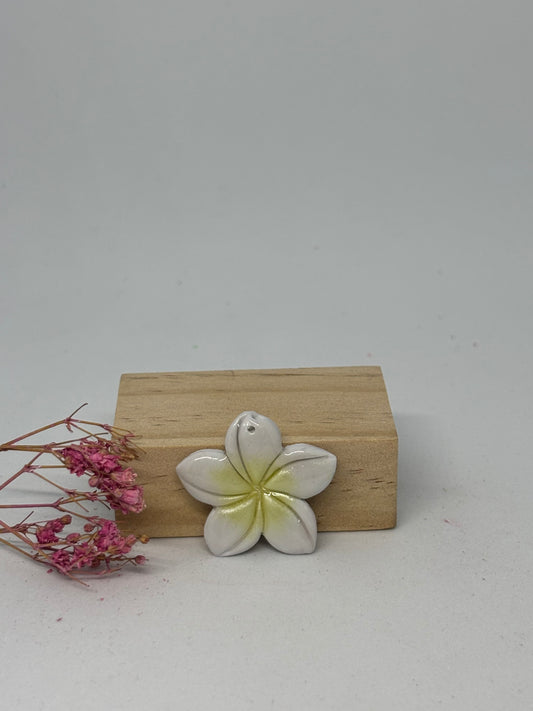 Breloque en pâte fimo - fleur de tiaré 3cm