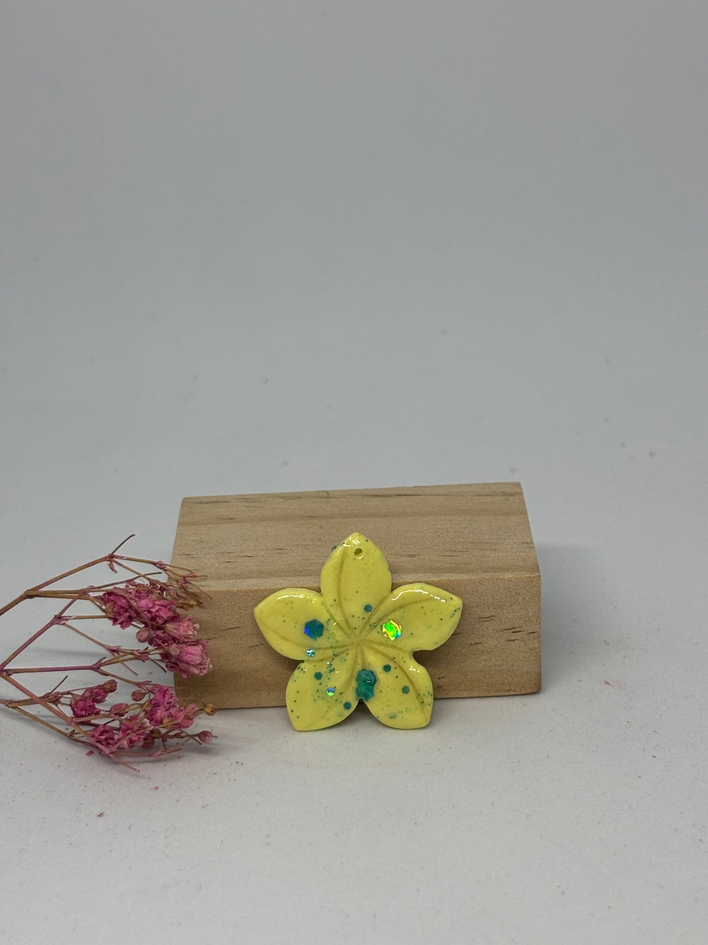 Breloque en pâte fimo - fleur de tiaré 3cm