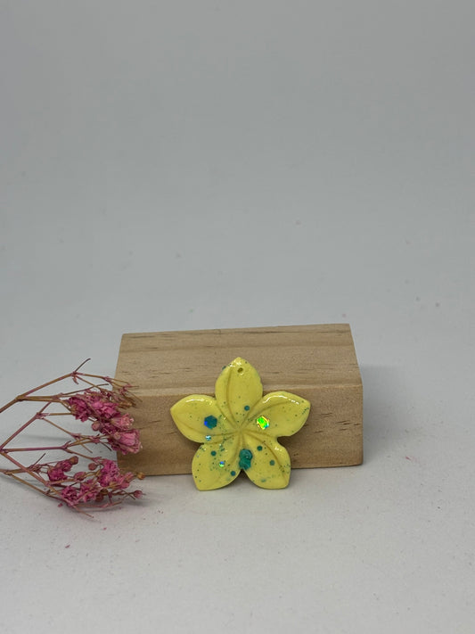 Breloque en pâte fimo - fleur de tiaré 3cm